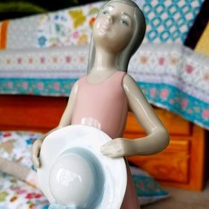 Llardo " girl with hat" perfect condition. Retired